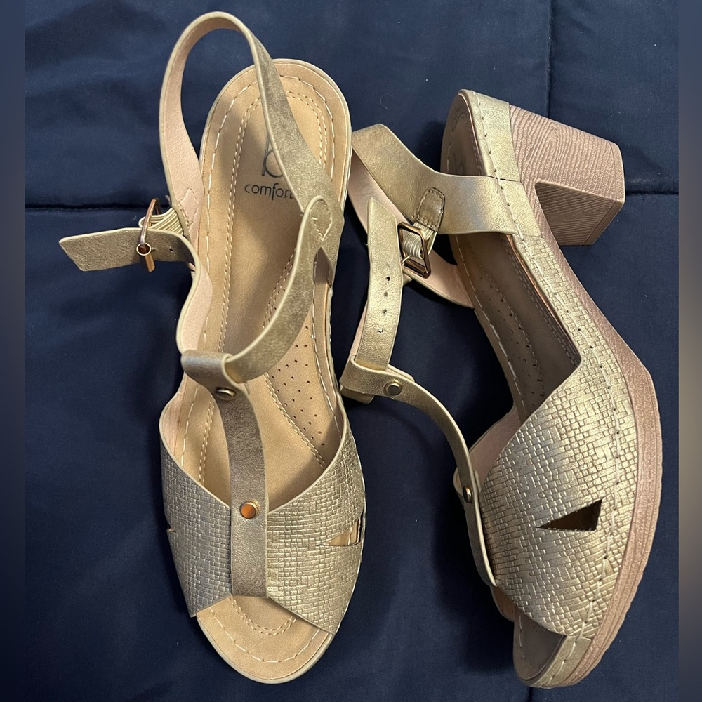 Bakers gold lightweight sandals
